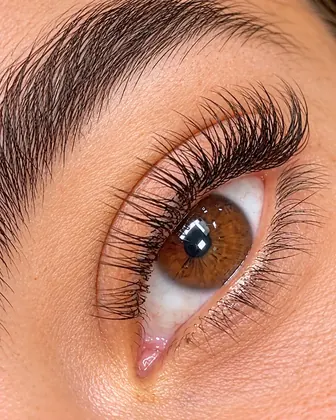 Volume wimperextensions met een zachte krul