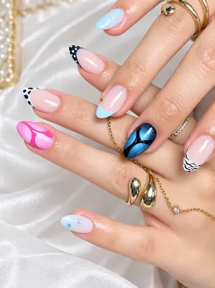 Amandelvormige nagels met kleurrijke French tips en pasteldesigns