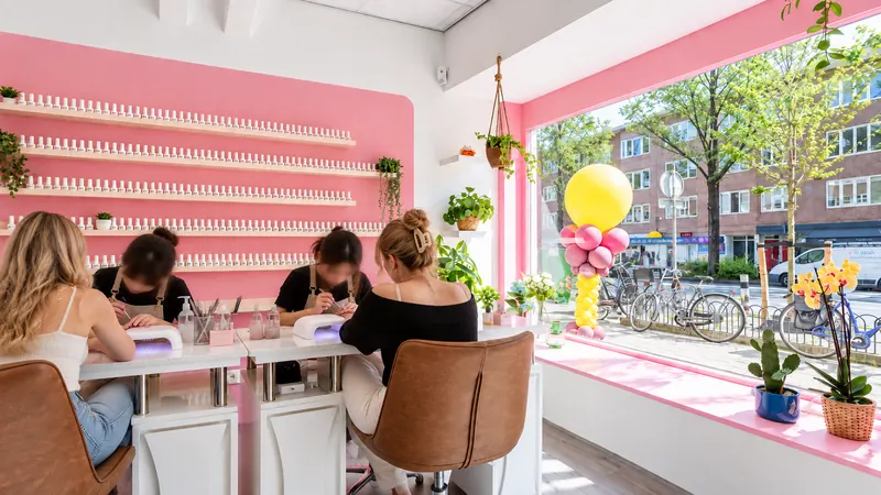 Nagelbar bij het raam met klanten die worden behandeld
